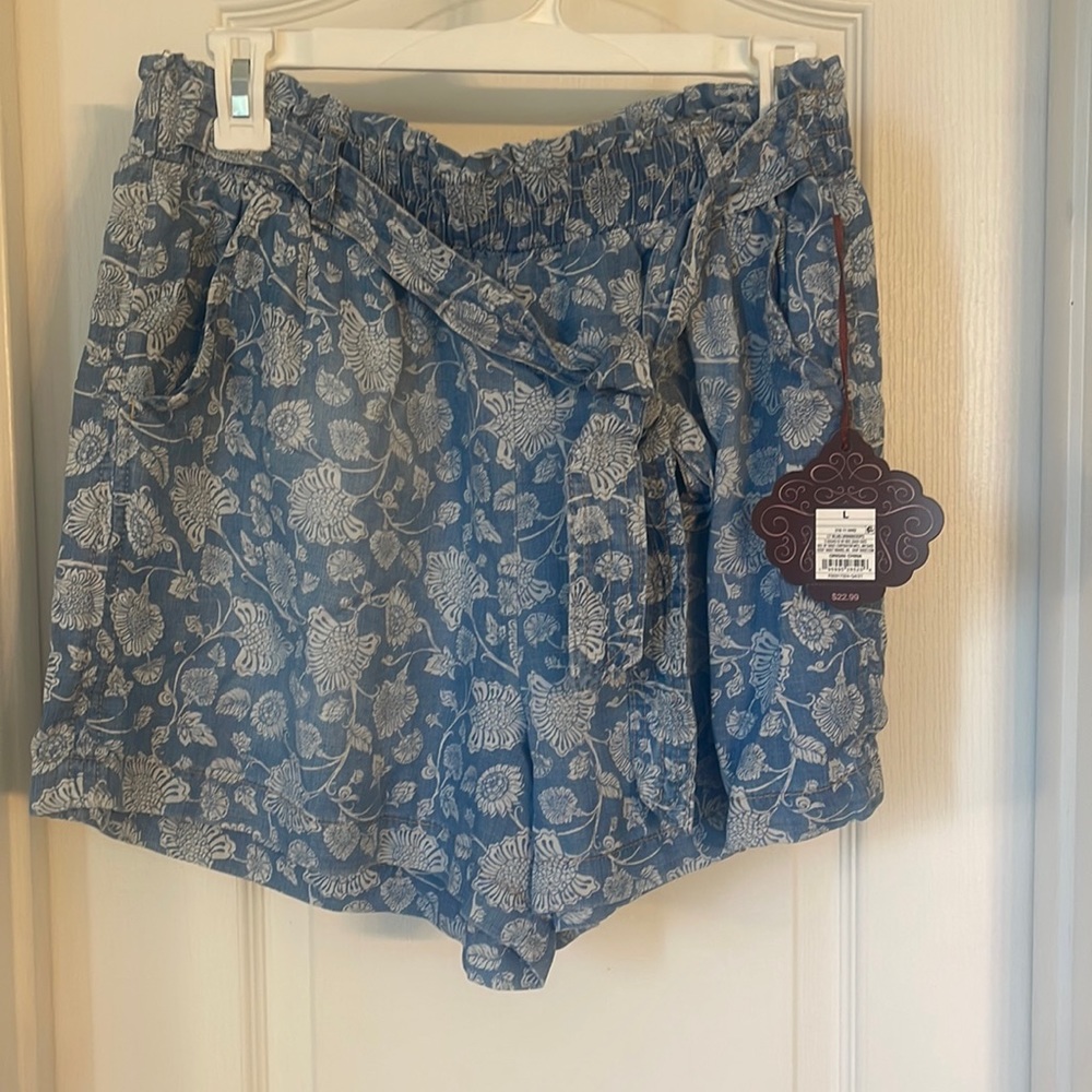 Knox rose- new with tag tie front shorts